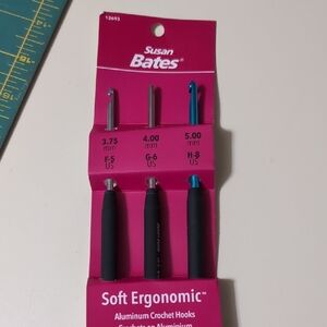 Soft Ergonomic Crochet Hooks - Black and Blue
